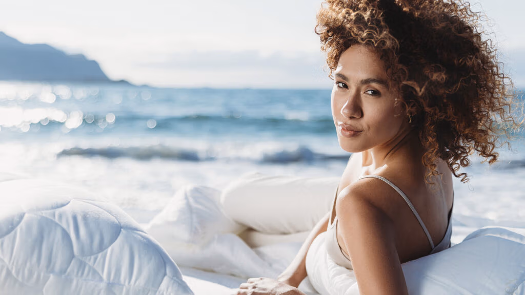 Lifestyle-Porträt am Meer – atmosphärische Imageaufnahme im Spreadfilms Stil