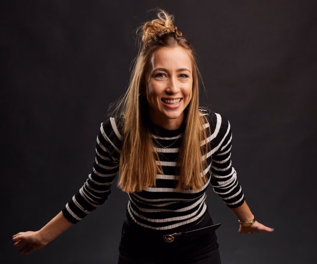 Professionelles Porträt von Clara im Studio – Teamfoto im Spreadfilms Look