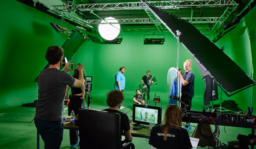 Filmteam arbeitet im Greenscreen-Studio an einer Videoproduktion