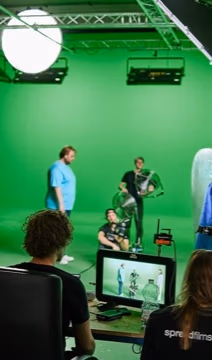Filmcrew am Greenscreen-Set – Produktionsteam von Spreadfilms arbeitet mit Licht, Monitor und Spezialausrüstung für einen Imagefilm