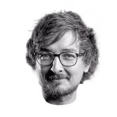 Schwarz-weiß Porträt von Andi, Team Mitglied von Spreadfilms auf hellgrauem Hintergrund