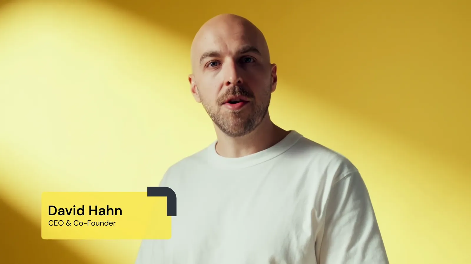 David Hahn, Mitgründer und CEO von remberg, stellt sich im Produktvideo vor