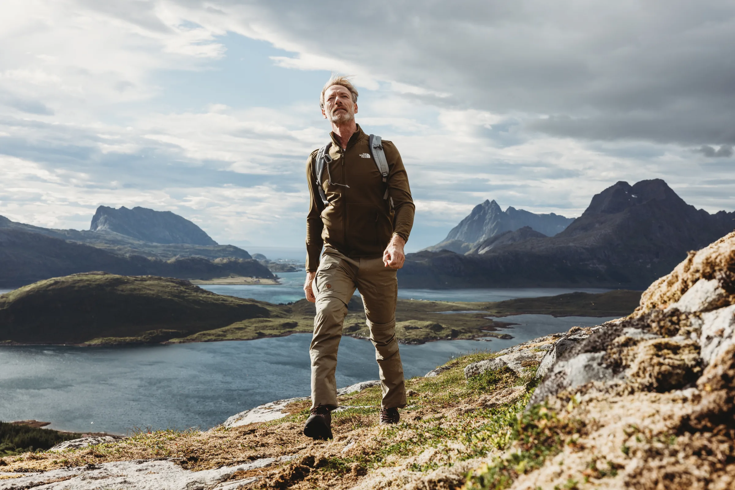 Outdoor-Inszenierung in einer alpinen Landschaft