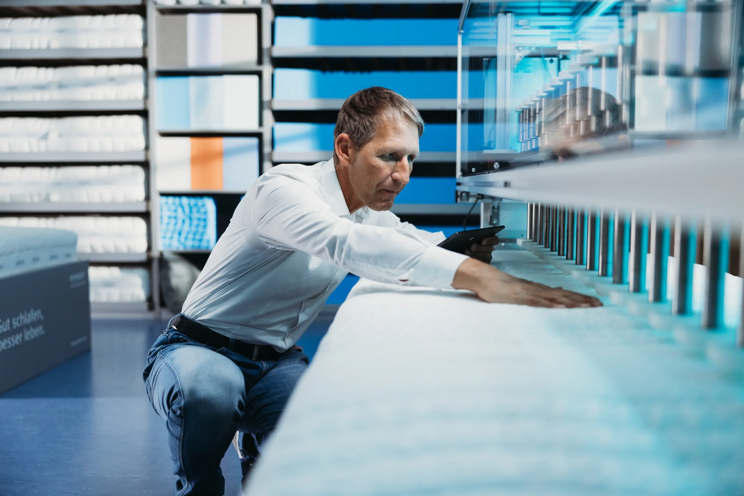 Mitarbeiter bei der Qualitätsprüfung in der Produktion
