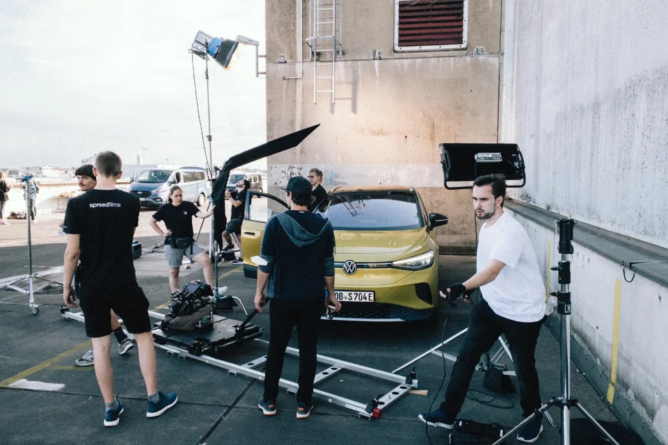 Spreadfilms-Team bei einer Filmproduktion mit Volkswagen
